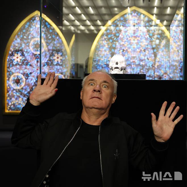 [서울=뉴시스] 박진희 기자 = 영국 시각미술가 데이미언 허스트(Damien Hirst)가 18일 서울 종로구 국립현대미술관에서 아시아 최초 대규모 개인전 ‘진실은 없어 그러나 모든 것은 가능하지’ 기자간담회 깆고 작품 '신의 사랑을 위하여'와 '신의 무한한 권능과 영광을 묵상하며' 앞에서 포즈를 취하고 있다. 2026.03.18. pak7130@newsis.com