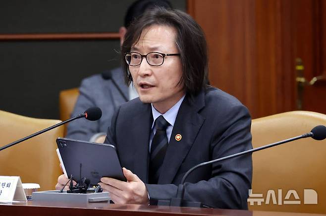 [서울=뉴시스] 추상철 기자 = 주병기 공정거래위원장이 지난 12일 오후 서울 종로구 정부서울청사에서 열린 민생물가 특별관리 관계장관 TF 회의에서 발언하고 있다. 2026.03.12. scchoo@newsis.com