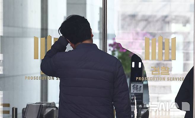 [서울=뉴시스] 김근수 기자 = 17일 오후 서울 서초구 대검찰청 청사 안으로 직원들이 오가고 있다.더불어민주당은 검찰개혁 후속 법안인 중대범죄수사청(중수청)·공소청 설치법의 정부 입법 예고안을 두고 협의 끝에 도출한 법안을 오는 19일 본회의에서 처리할 예정이다.  정청래 대표는 이날 오전 국회에서 긴급 기자회견을 열고 "당·정·청(민주당·정부·청와대)이 조율을 통해 하나 된 협의안을 도출했다”고 밝혔다. 2026.03.17. ks@newsis.com