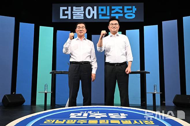 [광주=뉴시스] 이영주 기자 =  더불어민주당 전남광주통합특별시장 경선에 참여한 신정훈(왼쪽)·정준호 후보가 18일 오후 광주 남구 광주MBC 스튜디오에서 열린 민주당 전남광주특별시장 B조 경선 토론회에 참여해 주먹을 쥐며 승리를 다짐하고 있다. 2026.03.18. leeyj2578@newsis.com