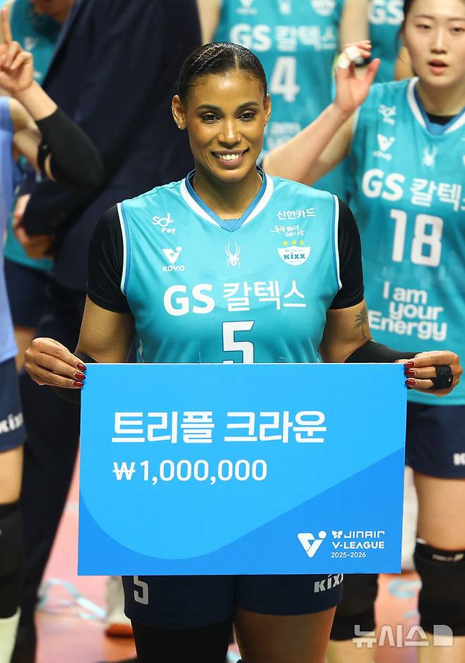 [서울=뉴시스] 황준선 기자 = 18일 서울 중구 장충체육관에서 열린 2025-2026 V-리그 여자부 현대건설 힐스테이트 배구단과 GS칼텍스 서울KIXX의 경기, 세트스코어 3-0으로 승리하며 준플레이오프 진출을 확정지은 GS칼텍스 실바가 트리플 크라운 달성 상금을 받고 기념촬영 하고 있다. 2026.03.18. hwang@newsis.com