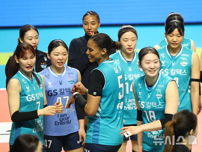 [서울=뉴시스] 황준선 기자 = 18일 서울 중구 장충체육관에서 열린 2025-2026 V-리그 여자부 현대건설 힐스테이트 배구단과 GS칼텍스 서울KIXX의 경기, 세트스코어 3-0으로 승리하며 준플레이오프 진출을 확정지은 GS칼텍스 선수들이 자축하고 있다. 2026.03.18. hwang@newsis.com