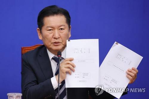 수정안 들어보이는 정청래 대표 (서울=연합뉴스) 황광모 기자 = 더불어민주당 정청래 대표가 17일 국회에서 검찰 개혁 입법인 중수청법·공소청법 관련 기자회견에서 중수청법·공소청법 수정안을 들어보이고 있다. 2026.3.17 hkmpooh@yna.co.kr