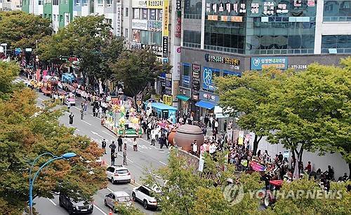 '2025 울산공업축제' 거리 퍼레이드 [연합뉴스 자료사진]