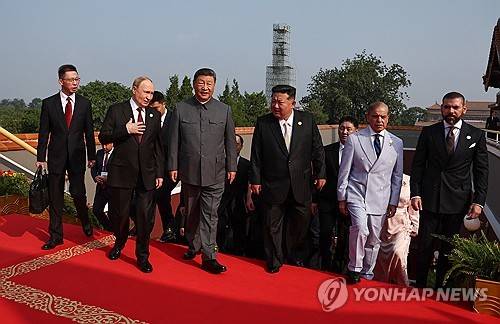 지난 9월 중국 전승절 80주년 기념 열병식 사진 블라디미르 푸틴 러시아 대통령, 시진핑 중국 국가주석, 김정은 북한 국무위원장, 셰바즈 샤리프 파키스탄 총리 및 각국 대표단 수장들이 지난 9월 3일 중국 베이징에서 열린 제2차 세계대전 종전 80주년 기념 군사 퍼레이드에 참석하는 모습. [EPA=연합뉴스 자료사진]