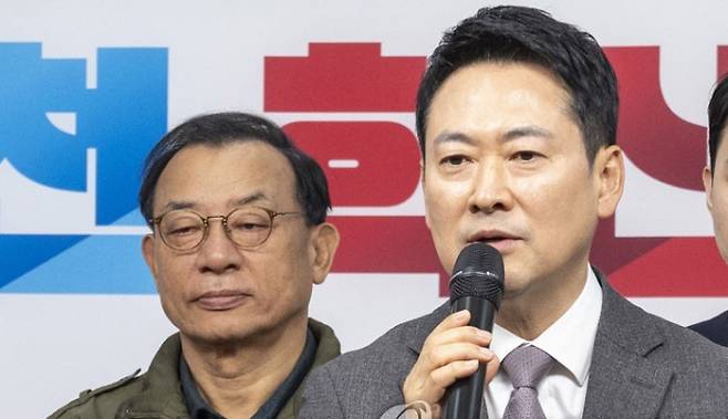 장동혁 국민의힘 대표(우측)와 이정현 중앙당 공천관리위원장(좌측). 연합뉴스