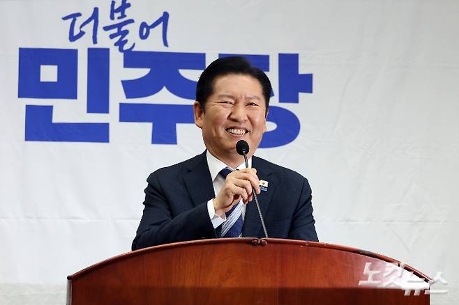 더불어민주당 정청래 대표가 17일 서울 여의도 국회에서 열린 의원총회에서 발언을 하고 있다. 윤창원 기자