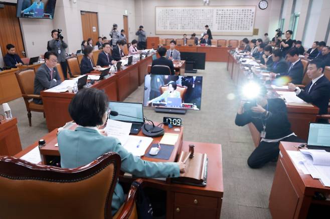 18일 국회에서 열린 법제사법위원회 전체회의에서 위원장인 더불어민주당 추미애 의원이 중대범죄수사청 설치법안을 상정하고 있다. 연합뉴스