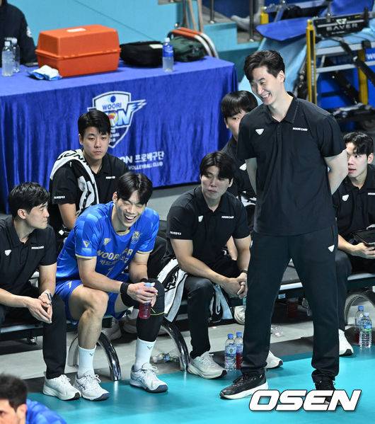 [OSEN=장충체, 이대선 기자] 25일 오후 서울 장충체육관에서 프로배구 진에어 2025~26 V리그 우리카드와 OK저축은행의 경기가 열렸다.홈팀 우리카드는 15승 15패 리그 6위, OK저축은행은 15승 15패 5위에 올라 있다.1세트 우리카드 박철우 감독대행이 이상현과 이야기를 나누며 웃고 있다. 2026.02.25 /sunday@osen.co.kr