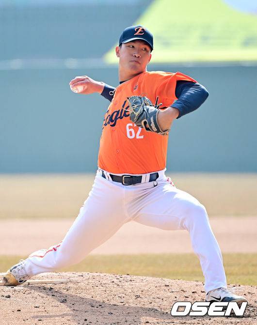 [OSEN=인천, 민경훈 기자] 10일 오후 인천 SSG랜더스필드에서 ‘2025 신한 SOL BANK KBO리그’ 시범경기 SSG 랜더스와 한화 이글스의 경기가 열렸다.홈팀 SSG는 송영진을, 어웨이팀 한화는 폰세를 선발로 내세운다.6회말 1사 SSG 최정 타석에서 마운드에 오른 한화 김도빈이 힘차게 공을 뿌리고 있다. 2025.03.10 / rumi@osen.co.kr