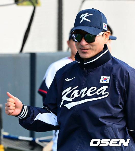 [OSEN=고양, 지형준 기자] 류지현 감독이 이끄는 야구대표팀이 2일 고양국가대표야구훈련장에서 소집, 첫 훈련을 진행했다.대표팀은 2일과 3일 고양국가대표야구훈련장에서 훈련을 진행하며, 4일부터는 서울 고척스카이돔으로 장소를 옮겨 12일&nbsp;출국 전까지 훈련한다. 2025 NAVER K-BASEBALL SERIES는 오는&nbsp;8일과 9일&nbsp;고척스카이돔에서 열리는 체코 대표팀과의 2경기로 시작되며&nbsp;15일과 16일 양일에 걸쳐 도쿄돔에서 일본 대표팀과의 2경기가 예정되어 있다.&nbsp;&nbsp;야구대표팀 강인권 코치가 훈련을 지켜보고 있다. 2025.11.02 /jpnews@osen.co.kr