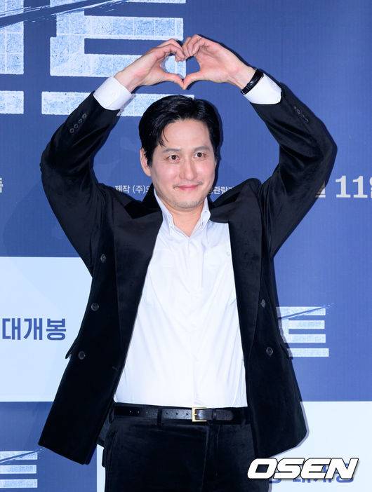 [OSEN=이대선 기자] 4일 오후 서울 CGV 용산아이파크몰에서 영화 '휴민트' 언론시사회가 열렸다.영화 ‘휴민트’는 비밀도, 진실도 차가운 얼음 바다에 수장되는 블라디보스토크에서 서로 다른 목적을 가진 이들이 격돌하는 이야기.배우 박해준이 포토타임을 말하고 있다. 2026.02.04 / sunday@osen.co.kr