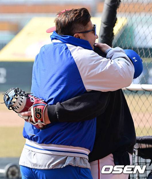 삼성 입단 동기 최형우와 포옹하는 SSG 조동찬 코치