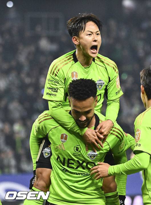 [OSEN=전주, 박준형 기자] 18일 전북 전주월드컵경기장에서 '하나은행 K리그1 2026'&nbsp;전북 현대와 FC안양의 경기가 진행됐다.  FC안양은 개막 3경기 무패로 상승세를 이어가고 있고 3위에 랭크됐다. 반면 디펜딩 챔프 전북 현대는 시즌 첫 승을 위해 3전 4기에 도전한다.후반 전북 현대 이승우가 역전골 넣은 모따의 등에 업혀 기뻐하고 있다.  2026.03.18 / soul1014@osen.co.kr