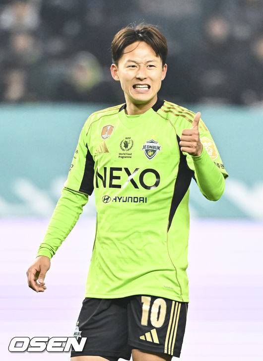 [OSEN=전주, 박준형 기자] 18일 전북 전주월드컵경기장에서 '하나은행 K리그1 2026'&nbsp;전북 현대와 FC안양의 경기가 진행됐다.  FC안양은 개막 3경기 무패로 상승세를 이어가고 있고 3위에 랭크됐다. 반면 디펜딩 챔프 전북 현대는 시즌 첫 승을 위해 3전 4기에 도전한다.후반 전북 현대 이승우가 동료를 향해 엄지손가락을 보이고 있다.   2026.03.18 / soul1014@osen.co.kr