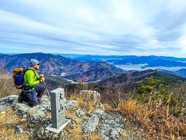 대산에서 굽어보는 왼쪽 무학산, 오른쪽 마산 앞바다와 진해만, 그 너머의 거제도.