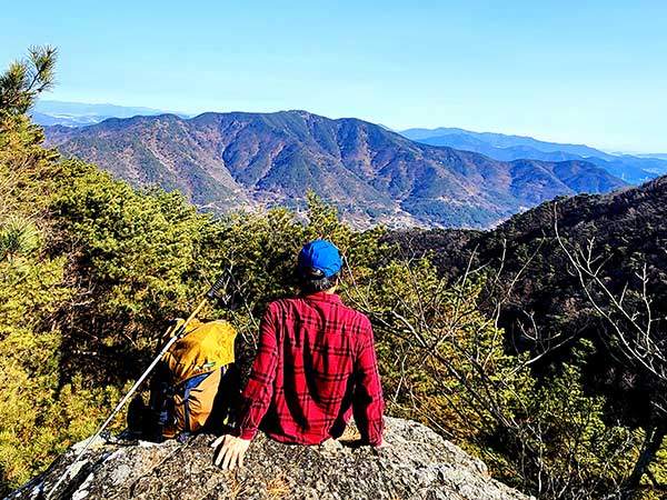 화개지맥 정상 상투봉에서 바라보는 무학산. 우리의 산하 구석구석 어느 곳도 아름답지 않은 곳이 없다.&nbsp;