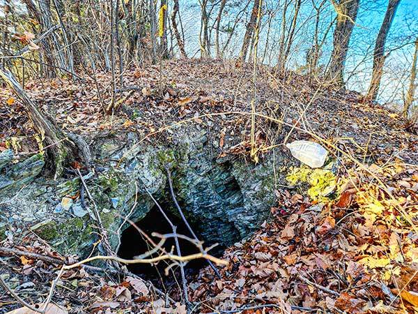 등산로 옆에 패인 깊은 동굴을 들여다보니 짐승이 머물고 간 쾨쾨한 냄새가 난다. 사람의 비박 장소로도 그만이다.