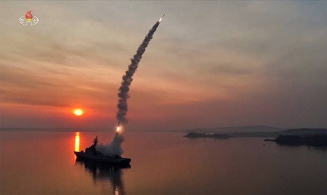 지난 10일 북한 구축함 최현호에서 실시된 미사일 시험발사 장면. 조선중앙TV·연합뉴스