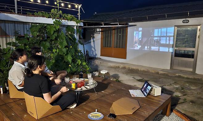 경남 함양군 ‘숲속 언니들’ 먹케이션 프로그램에 참여자들이 영화를 관람하고 있다. 박세원 대표 제공