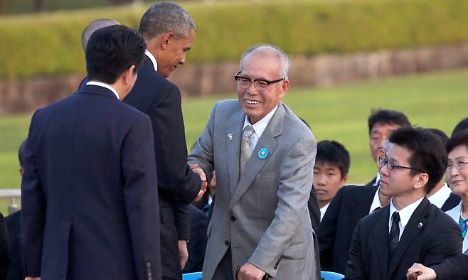 일본인 원폭 생존자 모리 시게아키(1937∼2026)의 생전 모습. 사진은 2016년 5월 모리(가운데)가 히로시마 평화기념공원을 찾은 버락 오바마 당시 미국 대통령과 밝은 표정으로 악수하는 장면이다. 오바마 왼쪽으로 아베 신조 당시 일본 총리도 보인다. AP연합뉴스