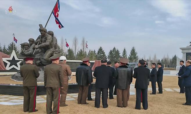 북한 조선중앙TV는 김정은 국무위원장이 지난 16일 러시아·우크리아나 전쟁 파병군 추모 시설인 해외군사작전 전투위훈기념관 건설사업을 현지 지도했다고 17일 보도했다. 조선중앙TV 뉴시스