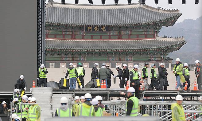 그룹 방탄소년단(BTS)의 광화문 공연을 앞둔 18일 서울 광화문광장에서 공연 준비작업이 이뤄지고 있다. 연합뉴스