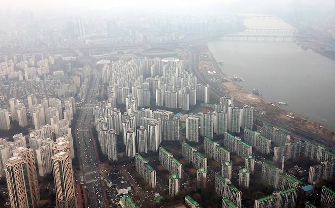 18일 오전 미세먼지에 싸인 서울 시내 아파트 단지 전경. 뉴시스