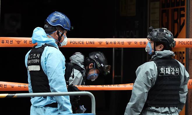 지난 15일 서울 중구 소공동의 한 캡슐호텔에서 전날 화재사고가 발생, 경찰과 소방당국 등 관계자들이 합동감식을 진행하고 있다. 이 사고로 외국인 8명을 포함해 총 10명이 다친 것으로 파악됐다. 뉴스1