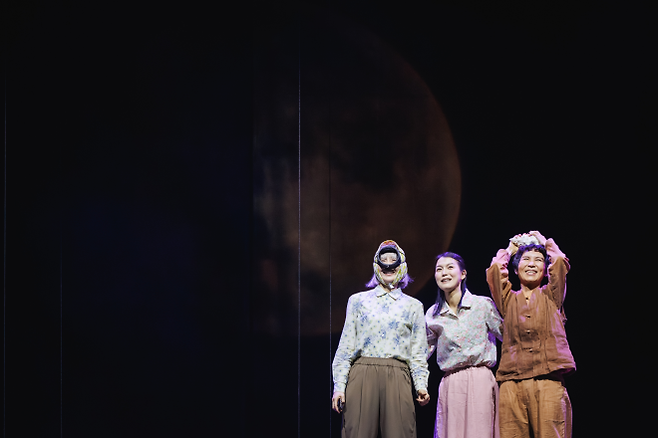 연극 ‘해녀 연심’은 세 딸의 기억과 소통을 통해 비로소 완성되는 엄마 연심의 삶을 그린다. 제주에 남겨진 연심의 둘째 딸 수자(오른쪽부터), 북한으로 건너간 첫째 딸 화자, 일본에서 낳은 막내딸 미자를 맡은 권지숙, 서옥금, 김소진 배우들의 연기가 몰입감을 높인다. 한국문화예술위원회 제공