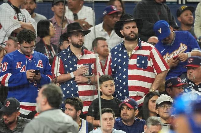 18일(한국시간) 미국 플로리다주 마이애미의 론디포파크에서 열린 WBC 결승에서 미국이 패하자 미국 관중들이 실망스런 표정으로 경기장을 바라보고 있다. 마이애미 AP 연합뉴스