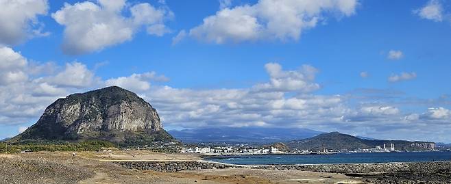 서귀포시 안덕면 산방산은  산방산 78만 5000년전에 형성된 것으로 측정됐다. 제주 강동삼 기자