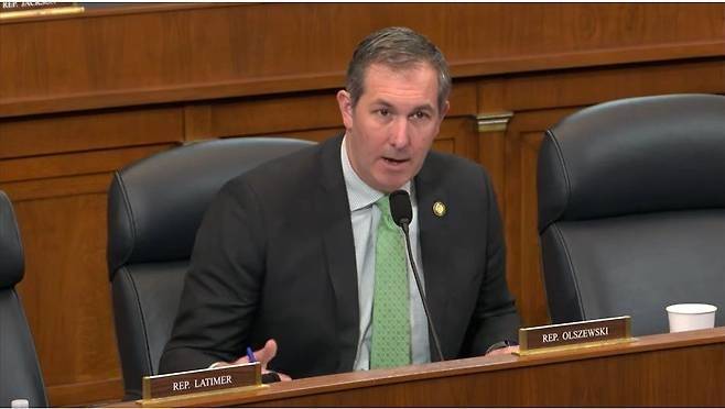 조니 올셰프스키 (민주·메릴랜드) 하원의원이 17일(현지시간) 미 연방 의회 하원 외교위원회의 청문회에 출석해 주한미군의 사드 체계를 중동으로 재배치한 것과 관련한 질문하고 있다. 미 하원외교위원회 제공