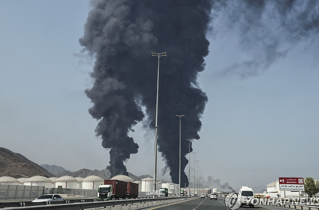 14일(현지시간) 아랍에미리트(UAE) 푸자이라 항구 에너지 시설 방향에서 연기가 피어오르고 있다. 연합뉴스