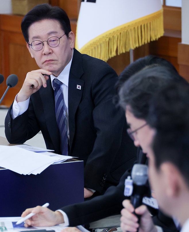 이재명 대통령이 18일 청와대에서 열린 자본시장 안정과 정상화 간담회에서 이억원 금융위원장의 발언을 듣고 있다. 연합뉴스