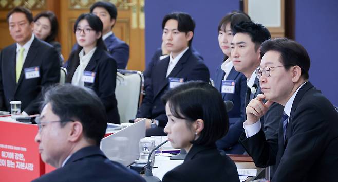 이재명 대통령이 18일 청와대에서 열린 자본시장 안정과 정상화 간담회에서 참석자 발언을 듣고 있다. 연합뉴스