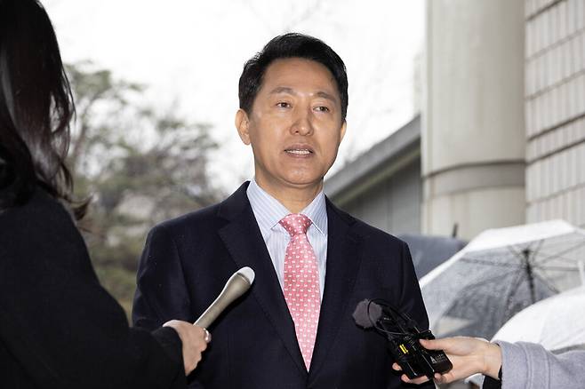 정치자금법 위반 혐의로 기소된 오세훈 서울시장이 18일 서울 서초구 서울중앙지법에서 열린 2차 공판에 출석하며 취재진 질문에 답하고 있다. ⓒ연합뉴스