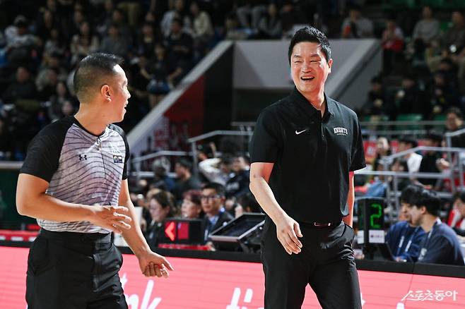 서울 SK가 18일부터 시작하는 EASL 파이널스 마카오 2026서 아시아 정상에 도전한다. 사진은 올해 1월 열린 EASL 조별리그 경기 도중 심판과 대화하는 전희철 SK 감독. 사진제공｜EASL