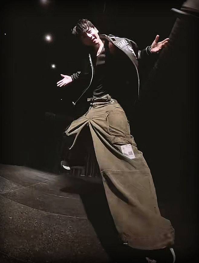 방탄소년단 정국이 틱톡 계정에 올린 ‘싹’ 댄스 영상