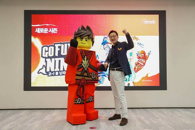레고랜드 기자간담회에서 이성호 멀린 엔터테인먼트 코리아 대표(오른쪽)와 닌자고 캐릭터가 파이팅을 외치고 있다. 사진제공 ｜ 레고랜드