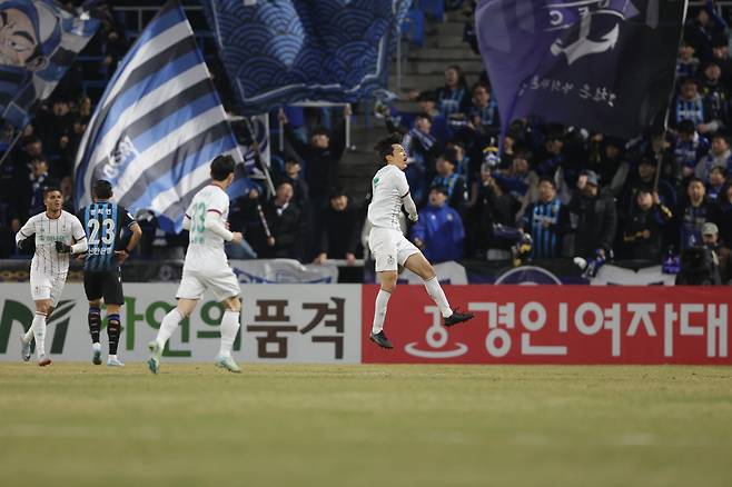 대전하나 마사(오른쪽)가 18일 인천축구전용경기장서 열린 인천과 K리그1 원정경기에서 전반 8분 헤더 선제골을 터트린 뒤 화끈한 세리머니를 하고 있다. 사진제공｜한국프로축구연맹