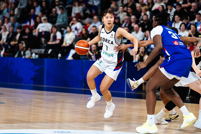 한국 여자농구 대표팀 박지현이 18일 프랑스전에서 드리블하고 있다. FIBA 홈페이지