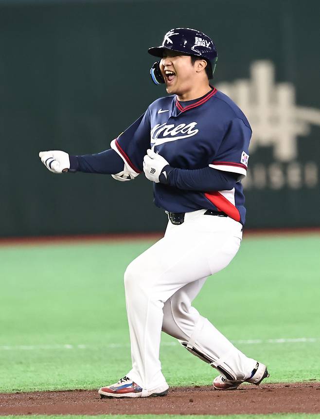 야구대표팀 문보경이 7일 일본 도쿄돔에서 열린 2026 WBC 일본전에서 1회초 2타점 2뤁타를 치고 환호하고 있다. 연합뉴스