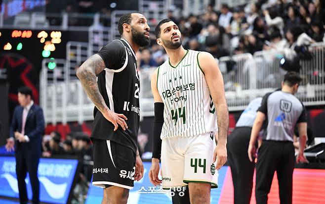 KT 외국인 선수 데릭 윌리엄스(왼쪽)와 DB 외국인 선수 에삼 무스타파 | KBL 제공