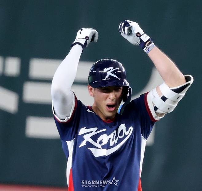 위트컴이 지난 9일 일본 도쿄돔에서 열린 2026 WBC 도쿄POOL 대한민국과 호주 경기 8회초 노시환 대타로 나와 선두타자 2루타로 득점찬스를 만들고 있다. /사진=강영조 선임기자