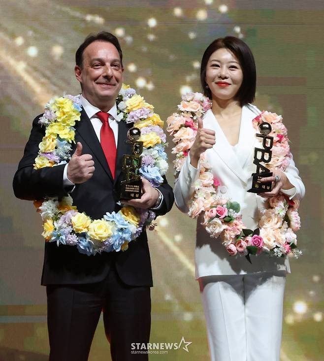 '하나카드 PBA 골든큐 어워즈 2026'이 17일 서울 광진구 그랜드워커힐서울 비스타홀에서 열렸다. 다니엘 산체스(웰컴저축은행)와 김가영(하나카드)이 대상을 수상한 후 포즈를 취하고 있다. /사진=김진경 대기자