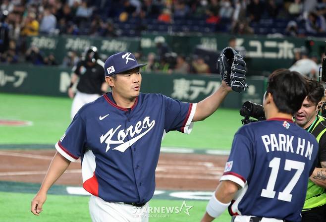 노경은이 지난 9일 도쿄돔에서 열린 2026 WBC 도쿄POOL 대한민국과 호주 경기 2회말 마운드에 오른 손주영이 팔꿈치통증을 호소하며 강판되자 급히 투입돼 무실점 피칭을 펼친 뒤 더그아웃으로 향하고 있다. /사진=강영조 선임기자