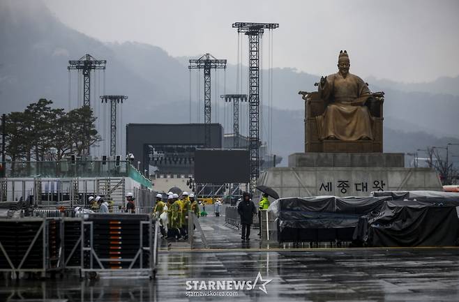 [서울=뉴시스] 정병혁 기자 =  방탄소년단(BTS)의 서울 광화문광장 컴백 공연을 앞둔 18일 서울 종로구 광화문광장에 무대 준비가 진행되고 있다. 2026.03.18. jhope@newsis.com /사진=정병혁