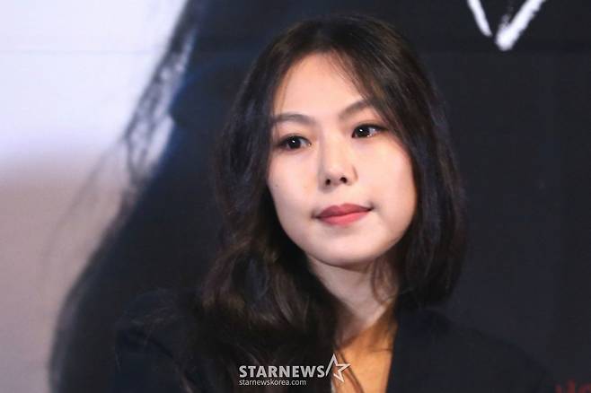 $ 배우 김민희가 13일 오후 서울 광진구 자양동 롯데시네마 건대입구에서 열린 영화 '밤의 해변에서 혼자' 언론시사회 기자간담회에 임하고 있다. /사진=이기범 기자 leekb@