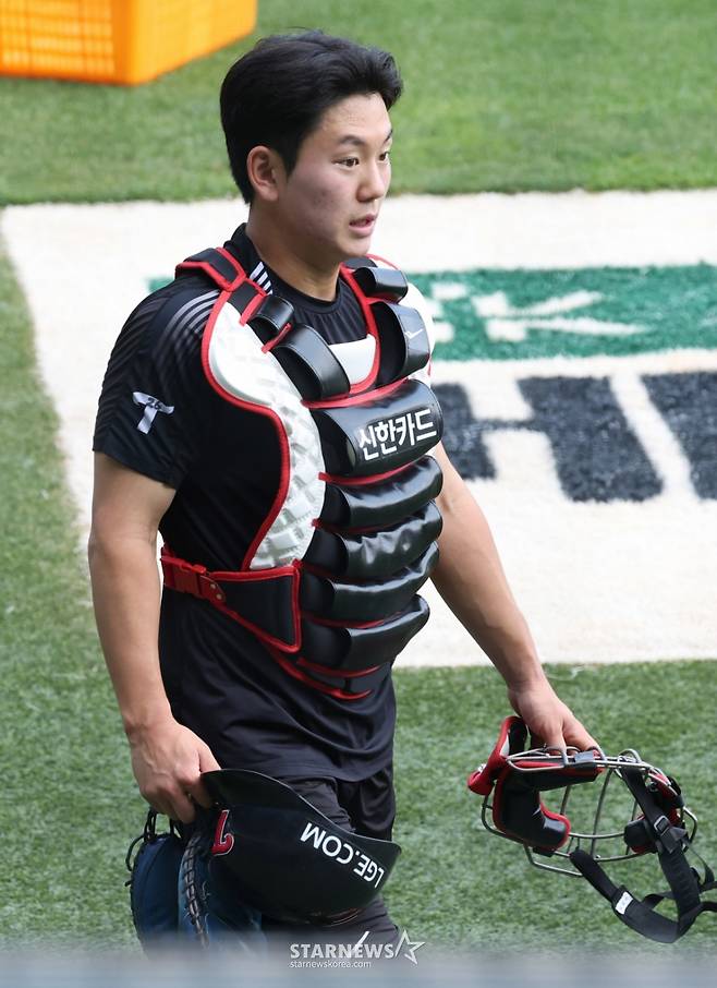 2025 신한 SOL Bank KBO리그 LG 트윈스 대 SSG 랜더스 경기가 10일 서울 잠실야구장에서 열렸다. LG 이주헌이 송구 훈련을 마치고 타격을 위해 이동하고 있다. /사진=김진경 대기자